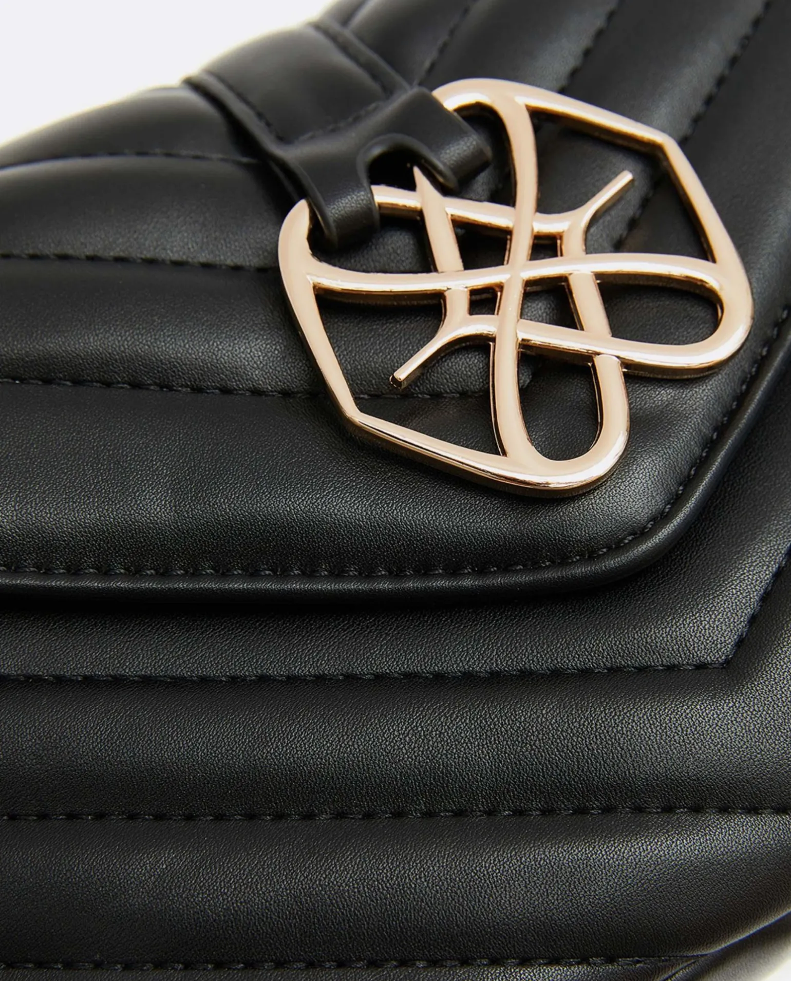 Bolso Satchel Con Cadena Piek Tecnopiel Negro