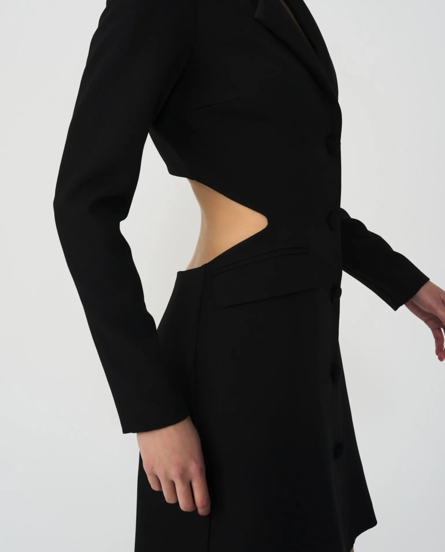 Vestido Corto Cut Out Crep Negro